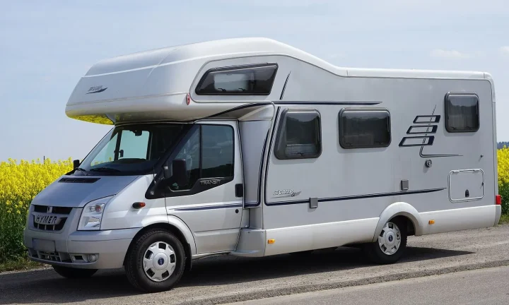 Camping-car réel photographié sur la route ou en stationnement pour « Les Indispensables de la Trousse à Outils pour Tout Camping-Cariste Averti »