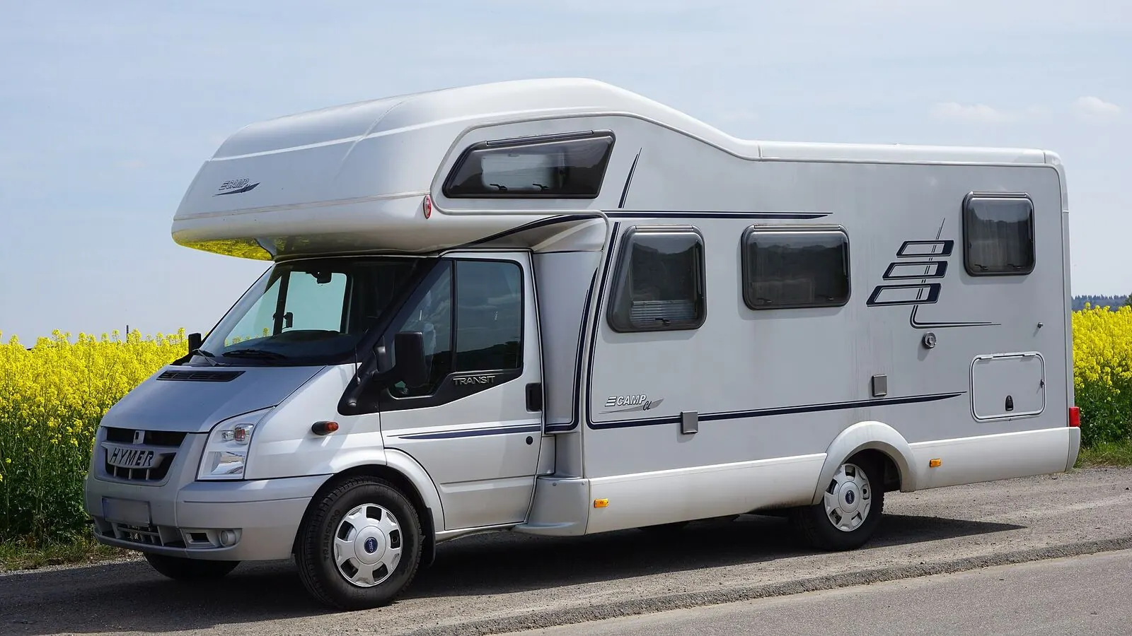 Camping-car réel photographié sur la route ou en stationnement pour « Les Indispensables de la Trousse à Outils pour Tout Camping-Cariste Averti »