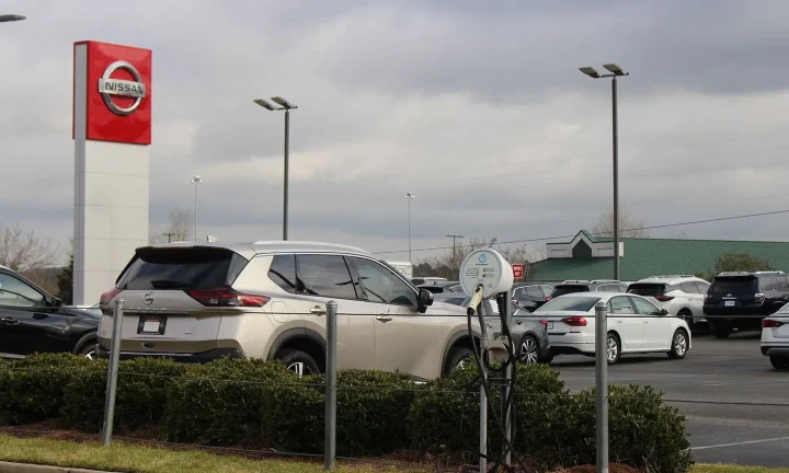 Voiture électrique réelle photographiée près d’une borne de recharge pour « Trouver des hôtels avec bornes de recharge en Belgique: La liste ultime »