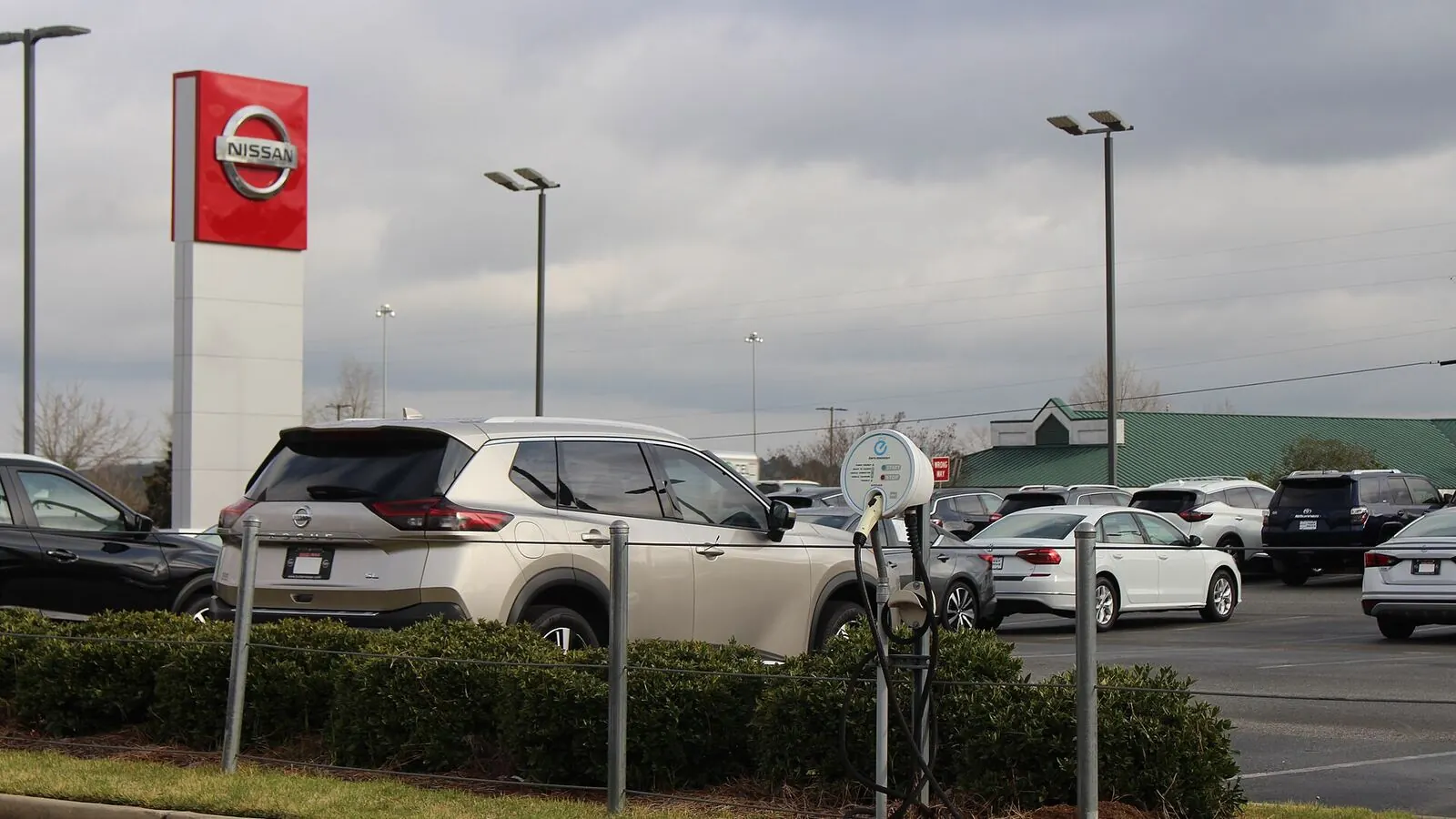 Voiture électrique réelle photographiée près d’une borne de recharge pour « Trouver des hôtels avec bornes de recharge en Belgique: La liste ultime »