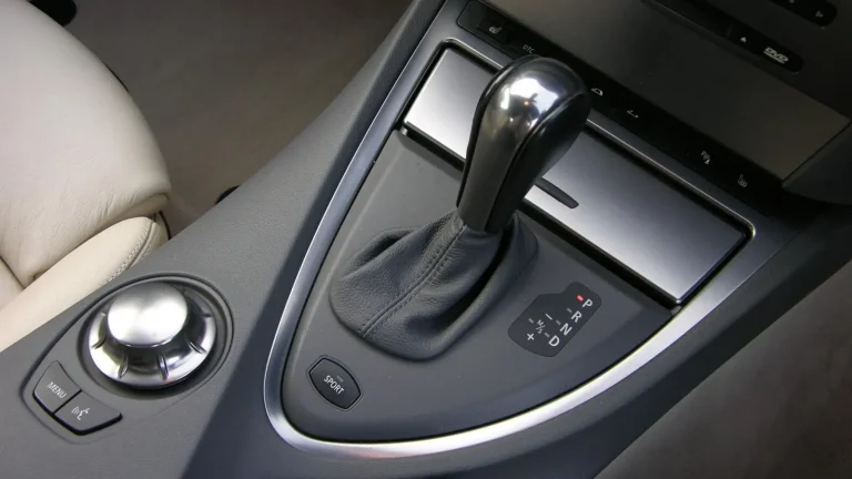 Voiture réelle photographiée en extérieur pour « La TVA sur les voitures d’occasion : différences entre pro et particulier en Belgique »