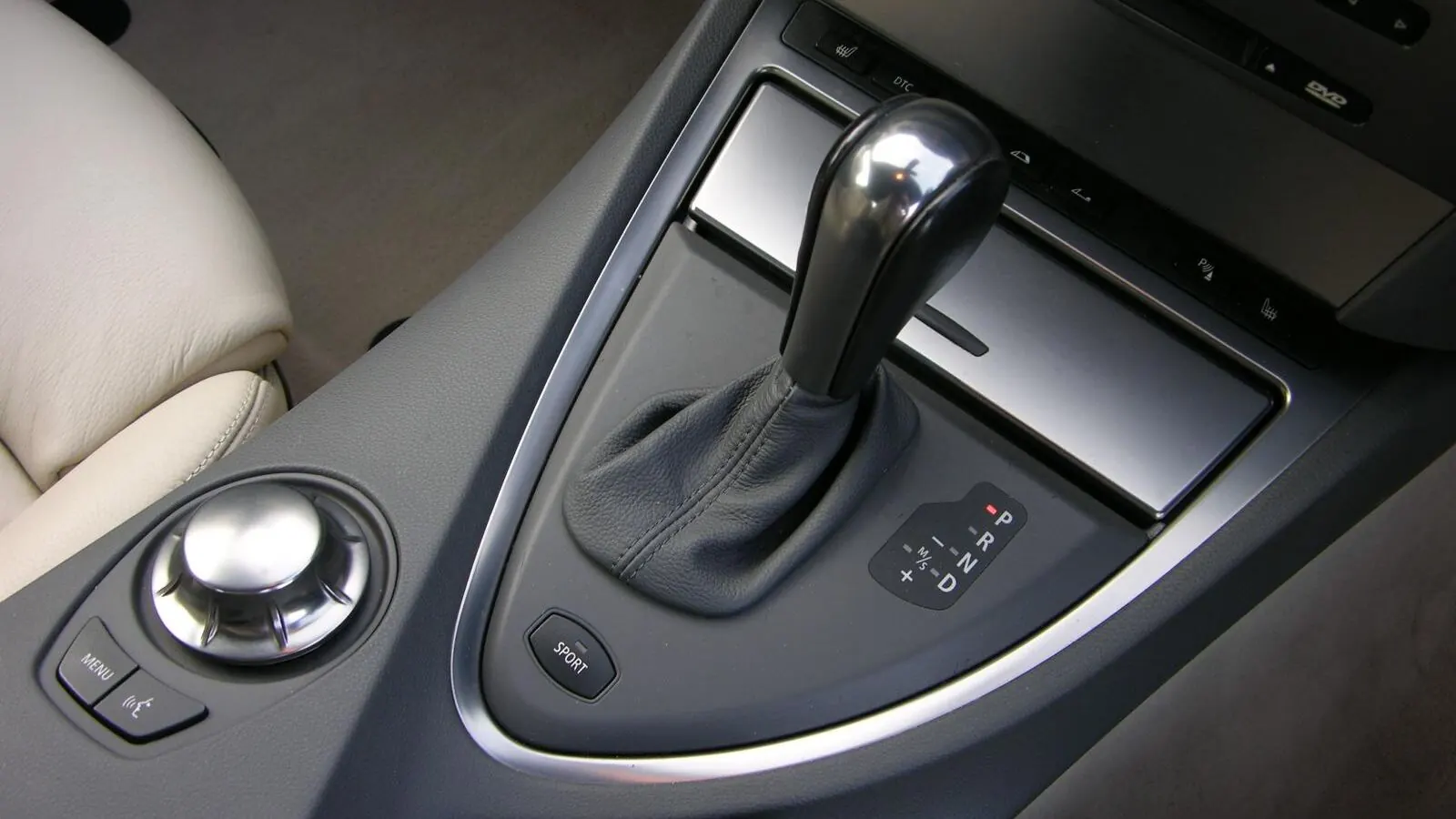 Voiture réelle photographiée en extérieur pour « La TVA sur les voitures d’occasion : différences entre pro et particulier en Belgique »