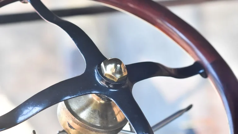 Voiture réelle photographiée en extérieur pour « L’usure de l’intérieur : volant, sièges, pédales comme indicateurs de kilométrage »