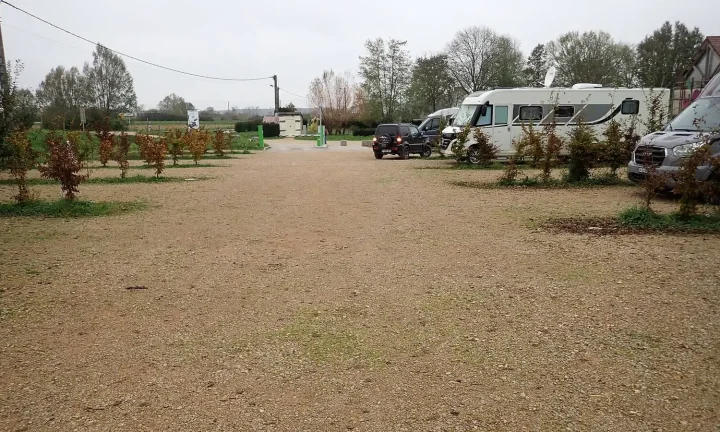 Camping-car réel photographié sur la route ou en stationnement pour « Quelle est la valeur de votre camping-car d’occasion en Belgique ? »