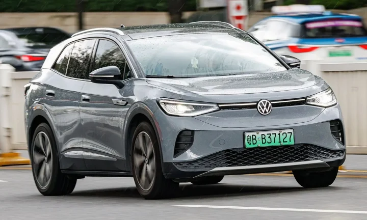 Voiture électrique réelle photographiée en extérieur pour « Valeur résiduelle des voitures électriques en Belgique : évolution et perspectives »