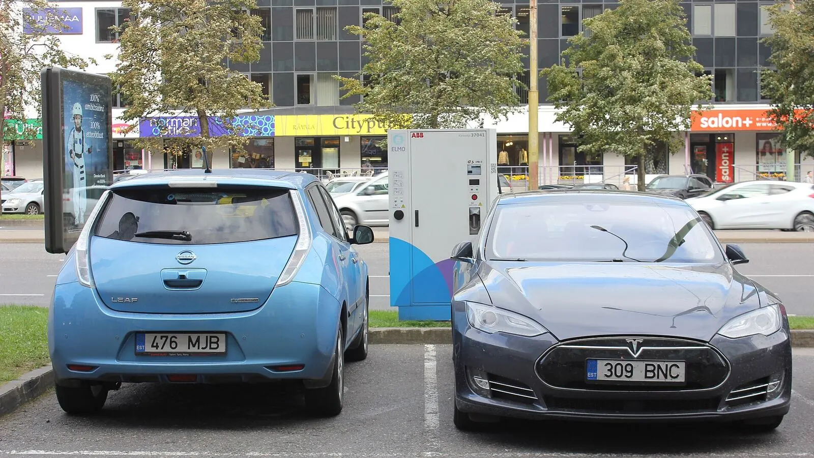 Voiture électrique réelle photographiée en extérieur pour « La Valeur de Revente des Voitures Électriques et Hybrides d’Occasion en Belgique »