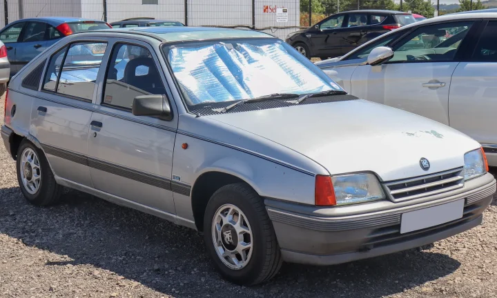 Photo réelle d’une Vauxhall Astra illustrant le guide d’achat belge