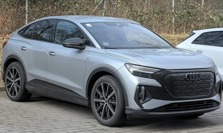 Voiture électrique réelle photographiée en extérieur pour « Les VE et la biodiversité: impact de l’extraction des ressources globales »