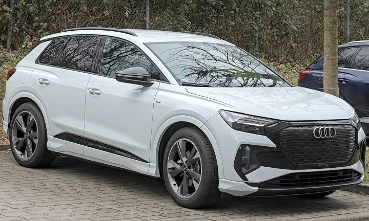 Voiture électrique réelle photographiée en extérieur pour « VE vs. Hybrides: lequel est le plus écologique sur le marché belge? »