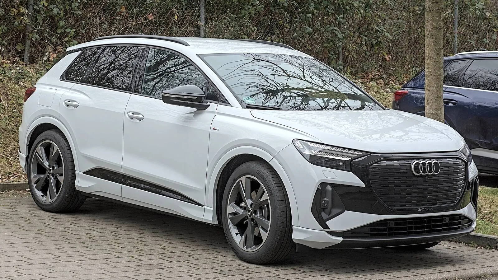 Voiture électrique réelle photographiée en extérieur pour « VE vs. Hybrides: lequel est le plus écologique sur le marché belge? »