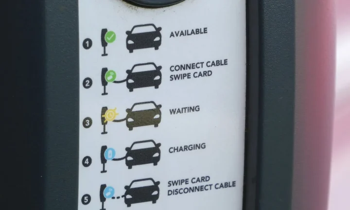 Voiture électrique réelle photographiée près d’une borne de recharge pour « Voitures Électriques Hybrides Rechargeables vs Pures Électriques en Belgique : Le Match »
