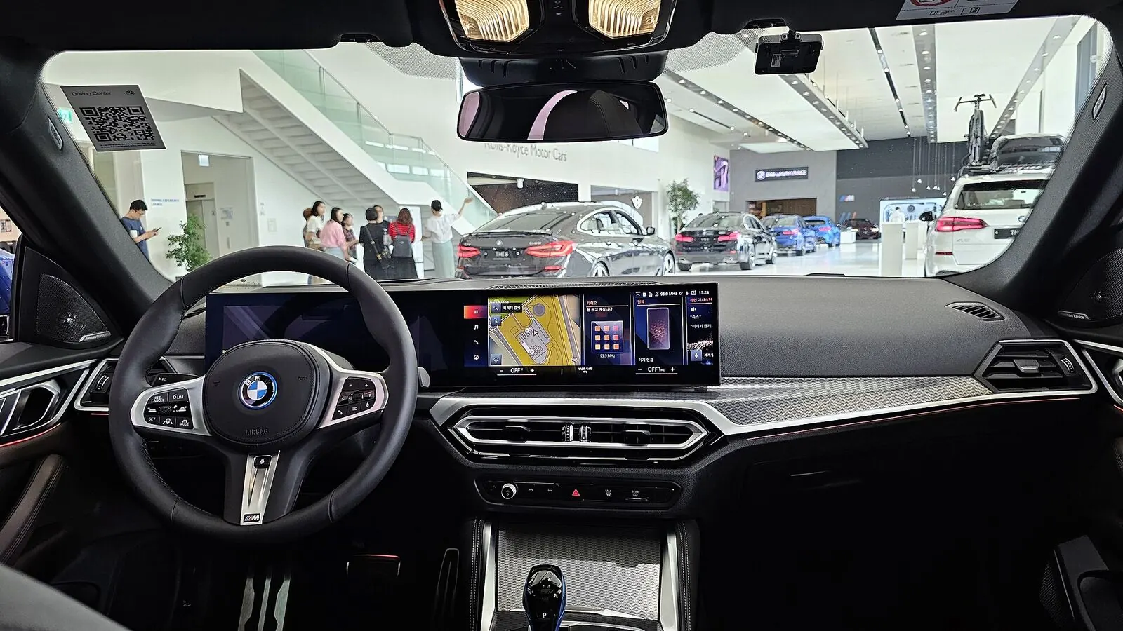 Voiture électrique réelle photographiée en extérieur pour « Véhicules Électriques et Réglementations Urbaines Belges : Ce Qu’il Faut Savoir »