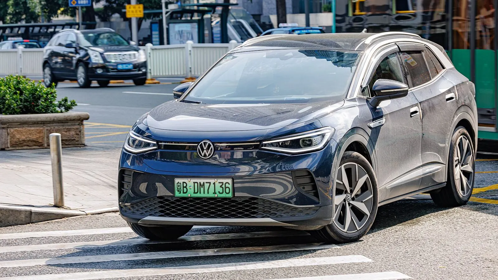 Voiture électrique réelle photographiée en extérieur pour « VE Sportives : Puissance et Adrénaline sur le Marché Belge »