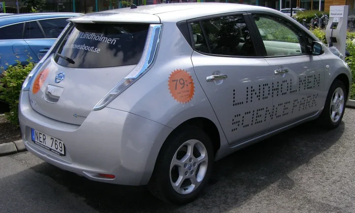 Voiture électrique réelle photographiée en extérieur pour « Véhicules utilitaires électriques en Belgique : Solutions pour les professionnels »