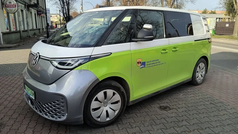 Voiture électrique réelle photographiée en extérieur pour « Les véhicules utilitaires électriques en Belgique : Solutions pour professionnels »