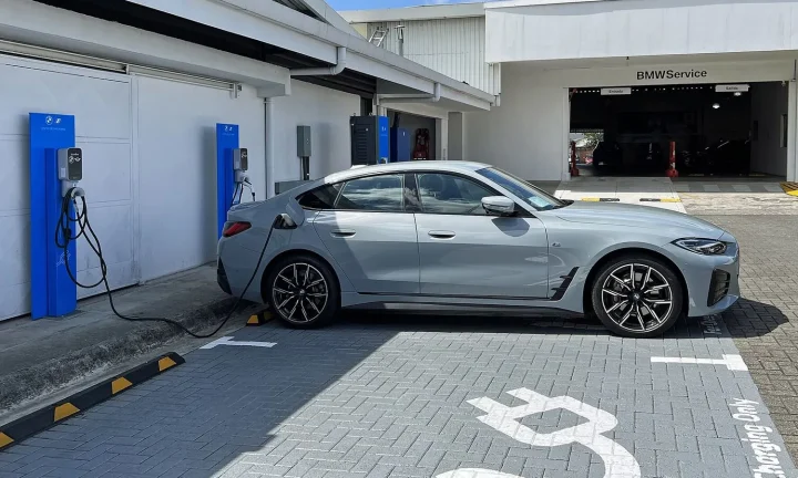 Voiture électrique réelle photographiée en extérieur pour « Véhicules Utilitaires Légers Électriques : Tendances et Offres pour les Pros Belges »