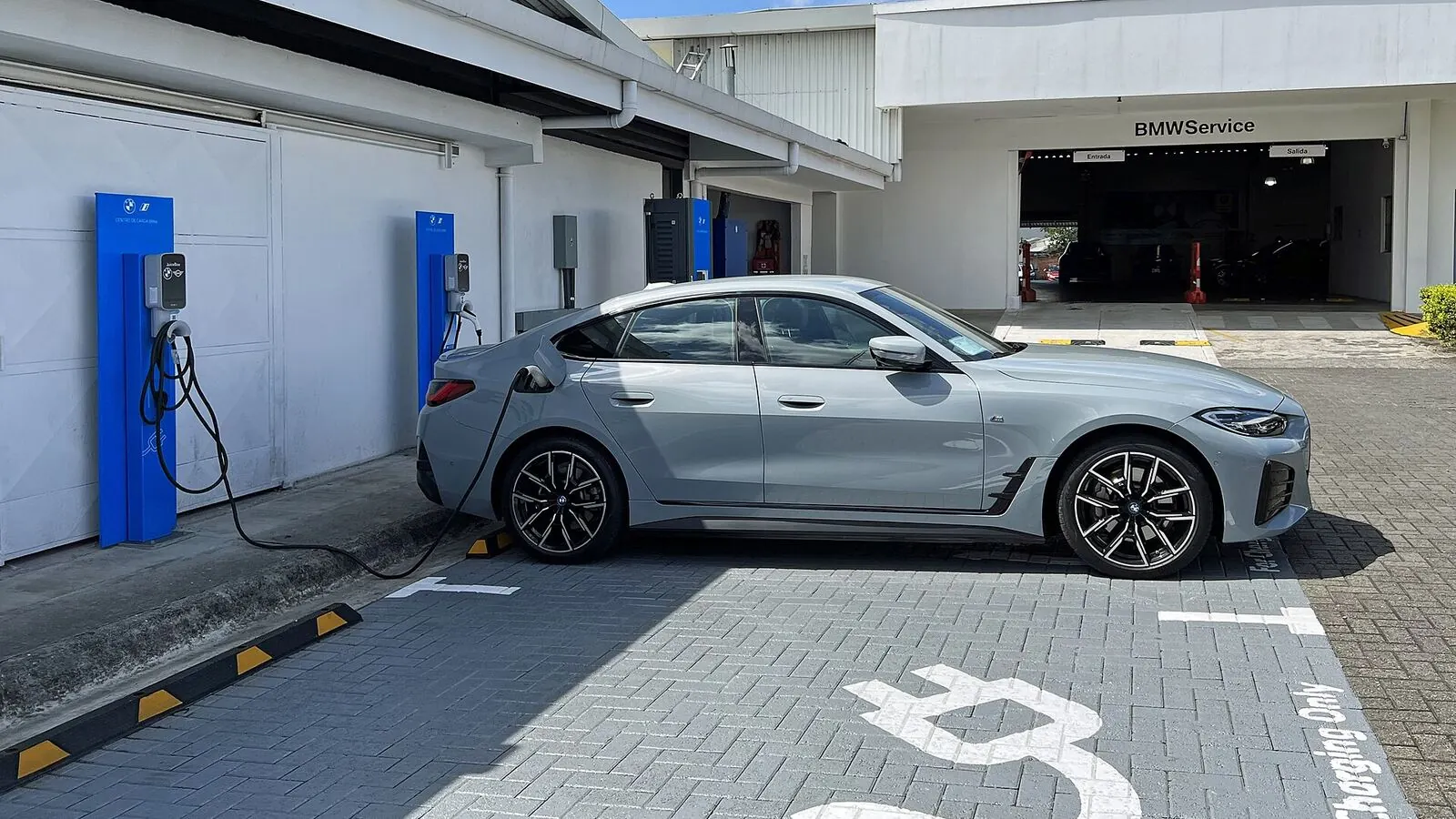 Voiture électrique réelle photographiée en extérieur pour « Véhicules Utilitaires Légers Électriques : Tendances et Offres pour les Pros Belges »