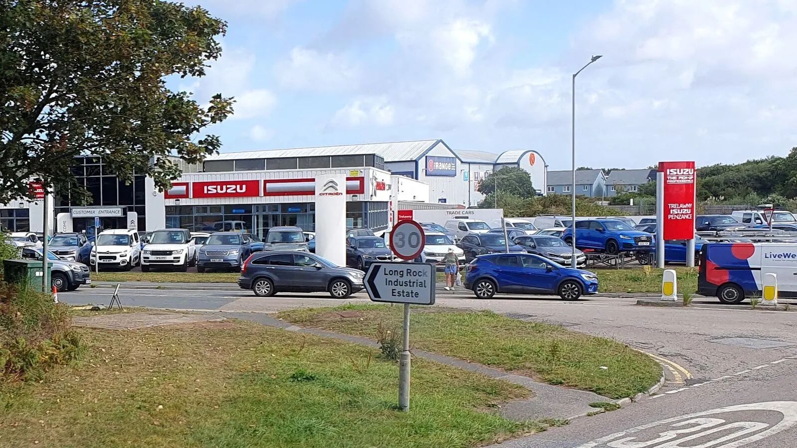 Voitures réelles photographiées dans un contexte de vente automobile pour « Vendre sa voiture en Belgique: Démarches, prix et astuces »