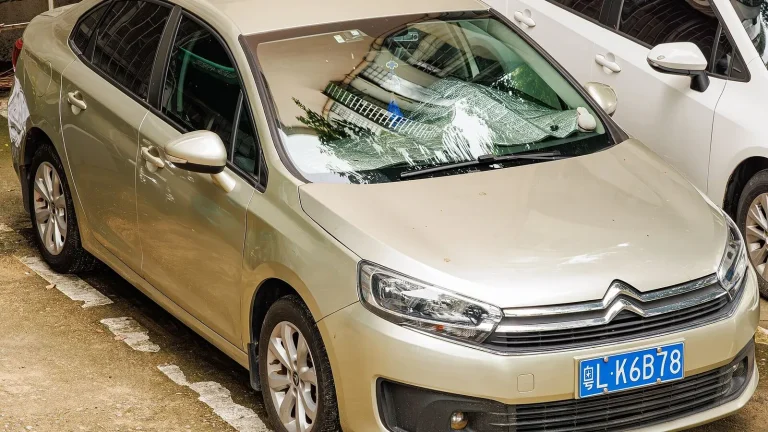 Voiture réelle photographiée en extérieur pour « Vendre une voiture d’occasion à l’étranger depuis la Belgique : aspects légaux »