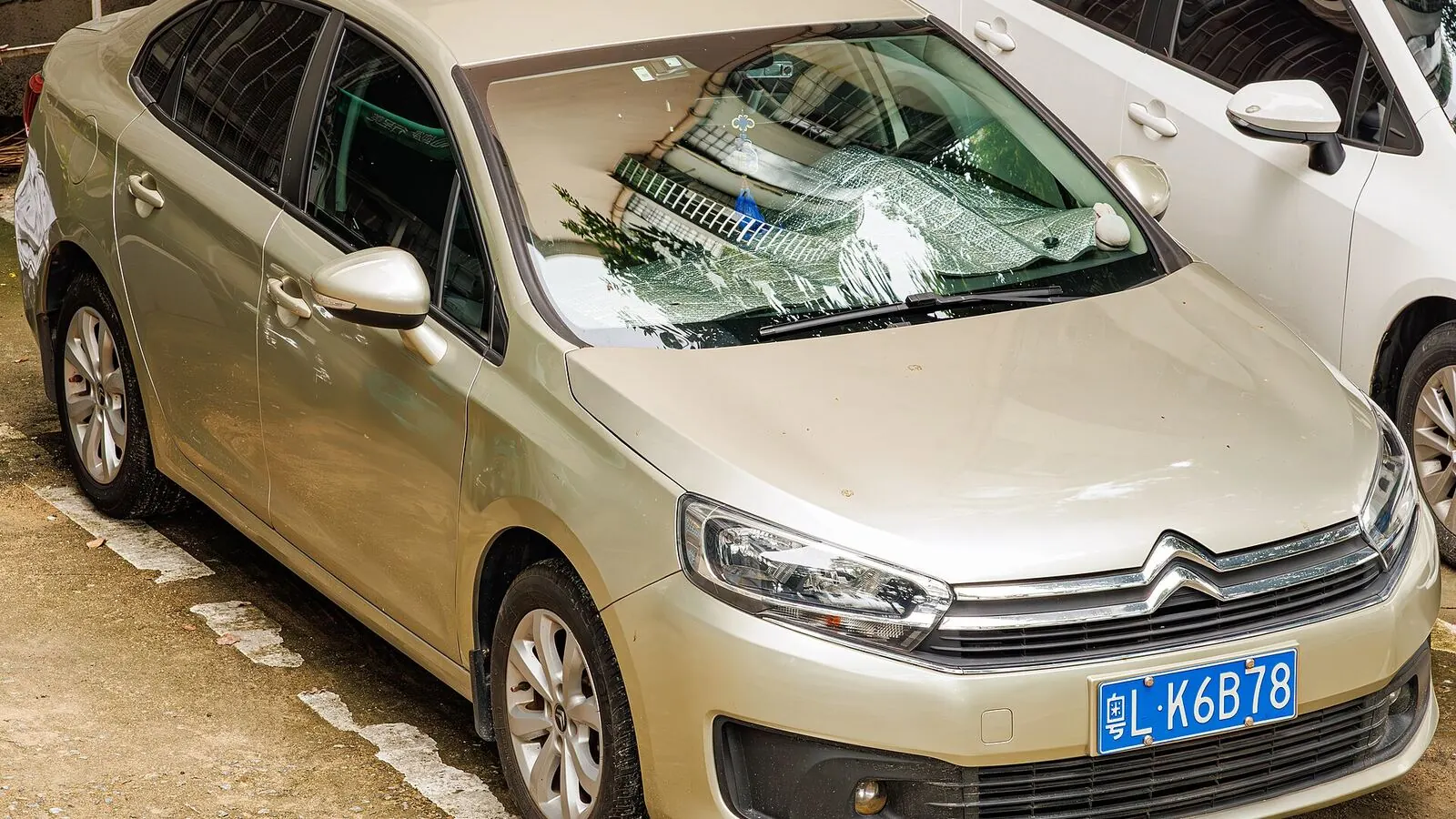 Voiture réelle photographiée en extérieur pour « Vendre une voiture d’occasion à l’étranger depuis la Belgique : aspects légaux »