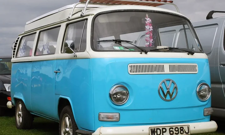 Camping-car réel photographié sur la route ou en stationnement pour « Quand et Comment Vérifier la Pression des Pneus de votre Camping-car »