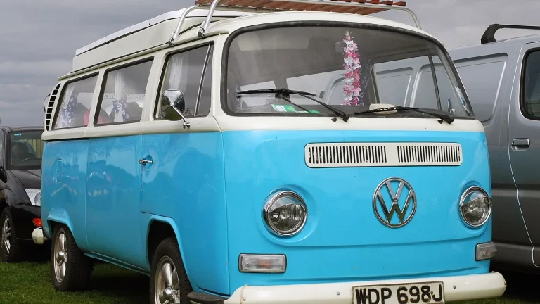 Camping-car réel photographié sur la route ou en stationnement pour « Quand et Comment Vérifier la Pression des Pneus de votre Camping-car »