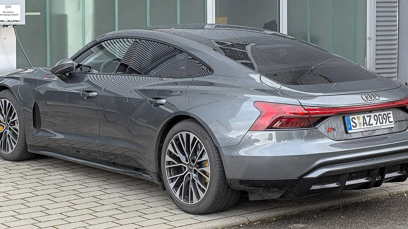 Voiture électrique réelle photographiée en extérieur pour « Vérifier la batterie et le système de charge d’une voiture d’occasion »