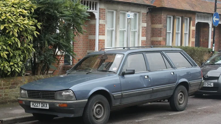 Voiture réelle photographiée en extérieur pour « Vérifier l’Historique d’une Voiture d’Occasion en Belgique : Astuces et Outils »