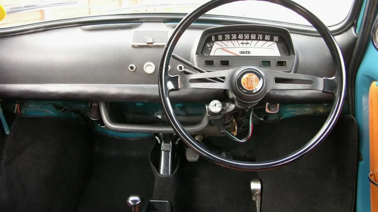 Voiture réelle photographiée en extérieur pour « Vérifier l’historique d’une voiture d’occasion : outils et méthodes légales en Belgique »