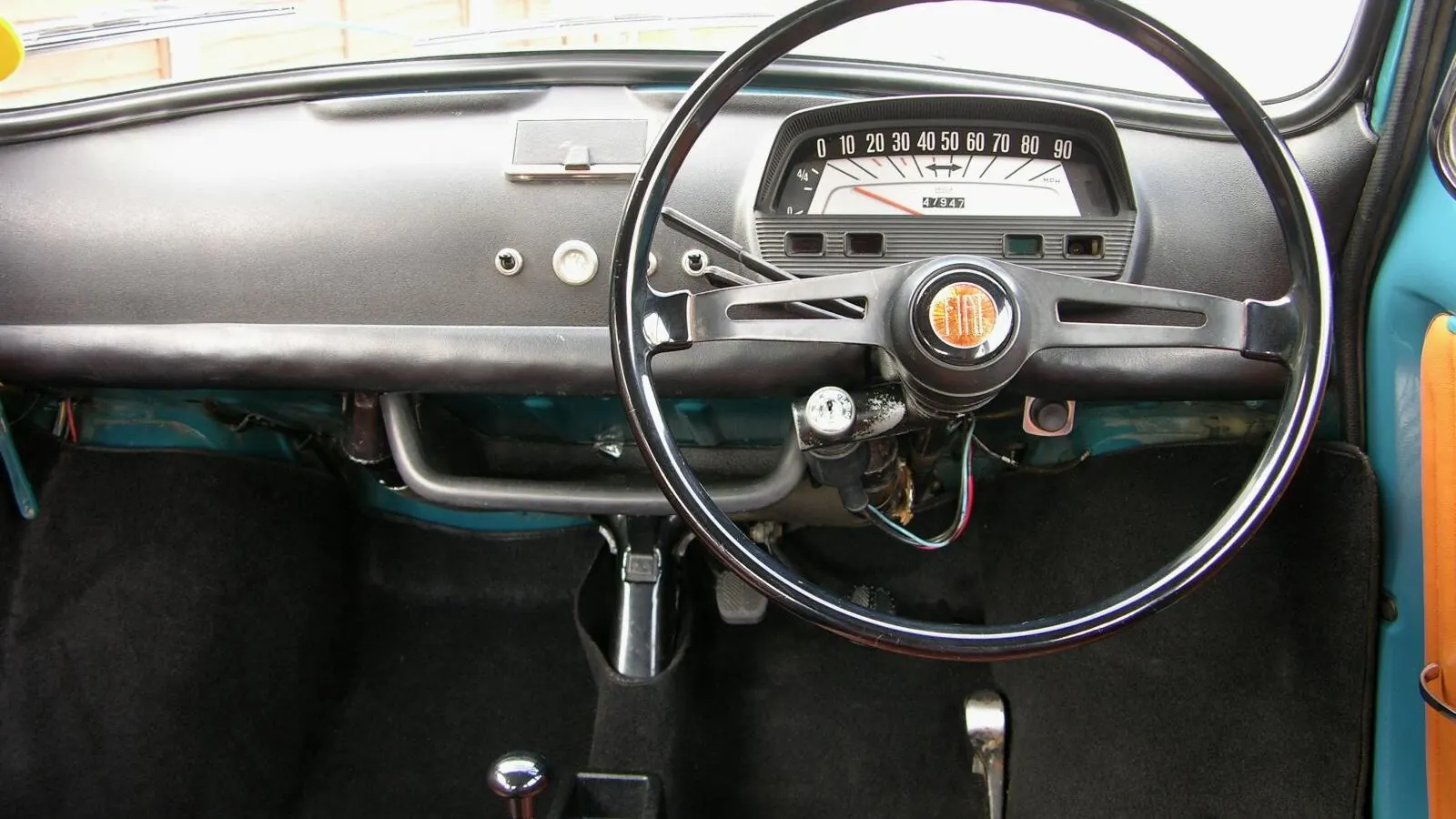 Voiture réelle photographiée en extérieur pour « Vérifier l’historique d’une voiture d’occasion : outils et méthodes légales en Belgique »