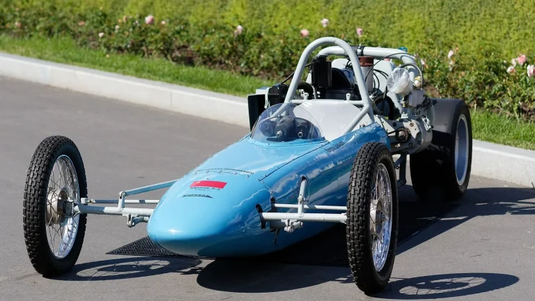 Voiture réelle photographiée dans un contexte d’entretien automobile pour « Vérifier le Moteur d’une Voiture d’Occasion : Les Points Cruciaux »