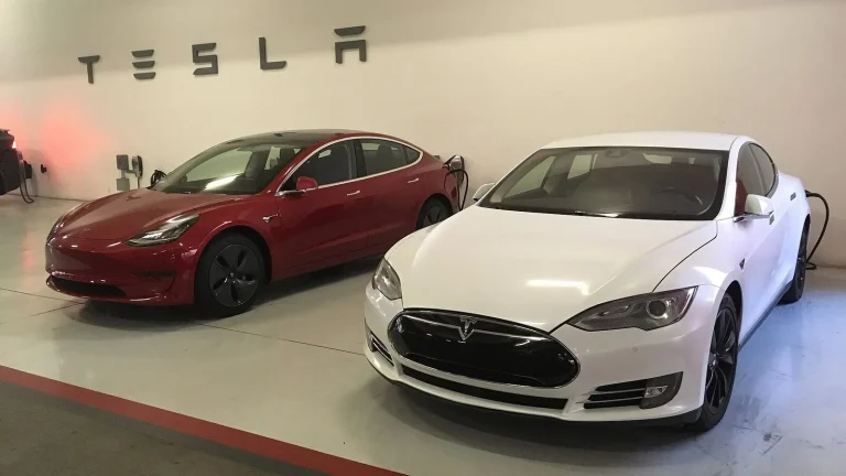 Voiture électrique réelle photographiée en extérieur pour « Vérifier le système électrique et les témoins lumineux du tableau de bord »
