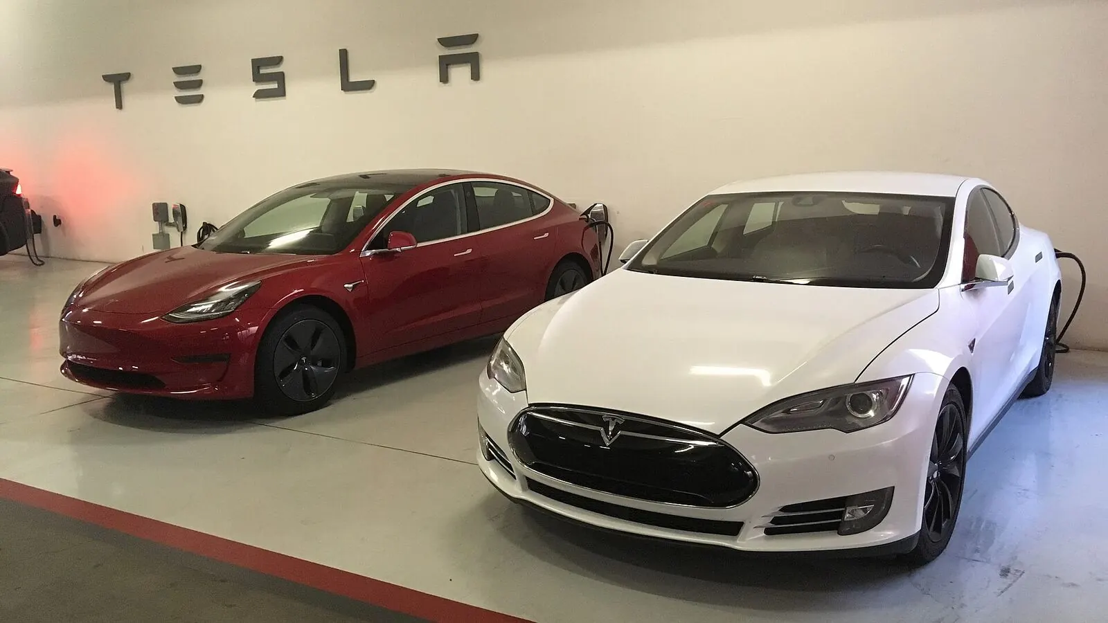 Voiture électrique réelle photographiée en extérieur pour « Vérifier le système électrique et les témoins lumineux du tableau de bord »