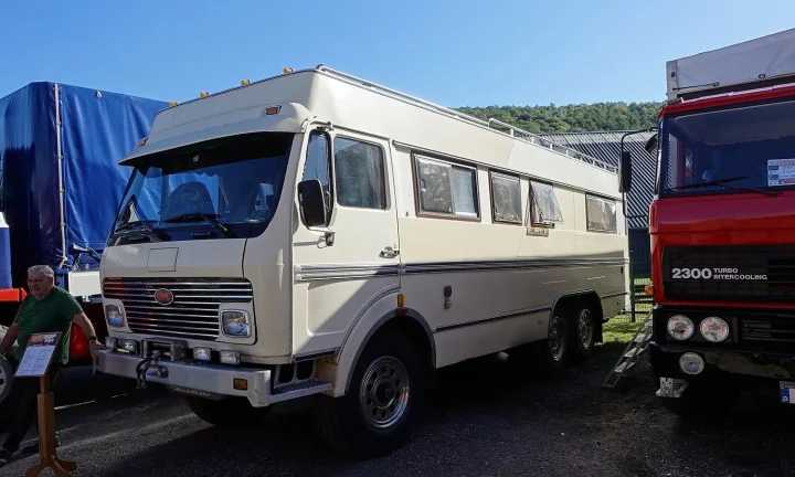 Camping-car réel photographié sur la route ou en stationnement pour « Verrous de Sécurité Additionnels pour Portes et Fenêtres de Camping-Car »