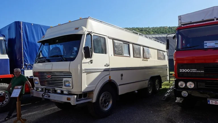 Camping-car réel photographié sur la route ou en stationnement pour « Verrous de Sécurité Additionnels pour Portes et Fenêtres de Camping-Car »