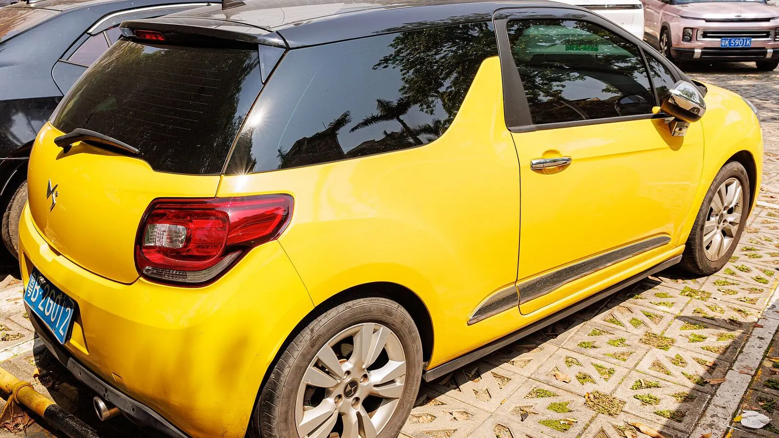 Voiture réelle photographiée en extérieur pour « Que faire en cas de vice caché sur une voiture d’occasion achetée en Belgique ? »