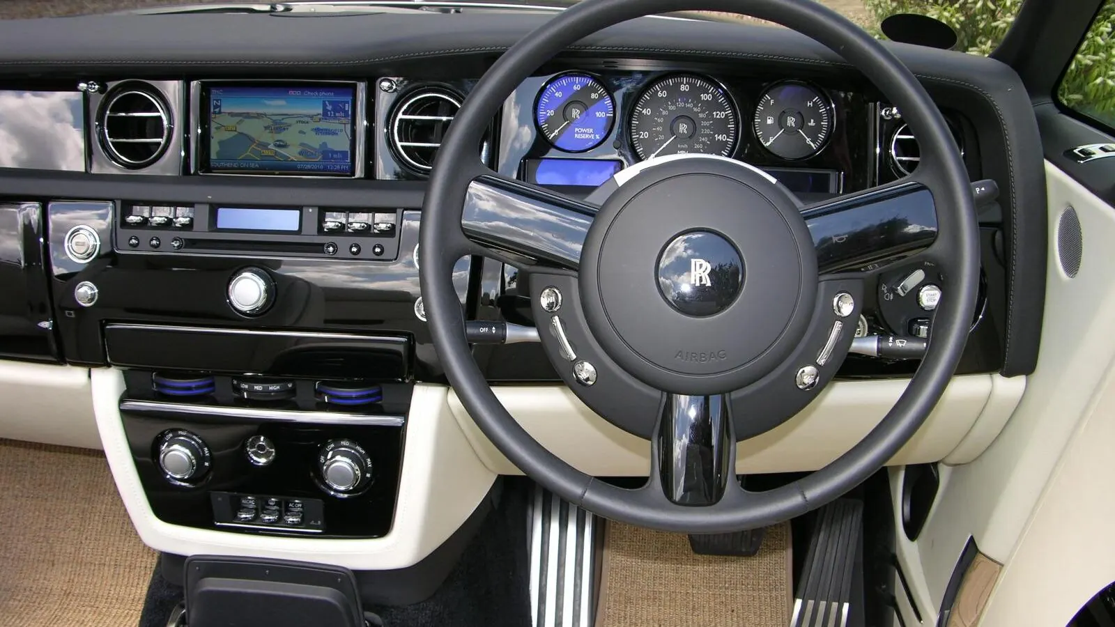 Voiture réelle photographiée en extérieur pour « Vidange Moteur: Essentiel pour la Longévité de votre Voiture d’Occasion »