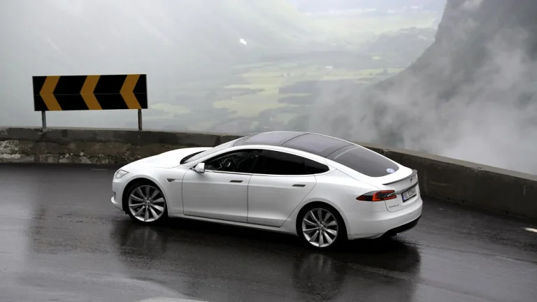 Voiture électrique réelle photographiée en extérieur pour « Vie de la Batterie: Ce qu’il Faut Savoir pour une Voiture Électrique d’Occasion »