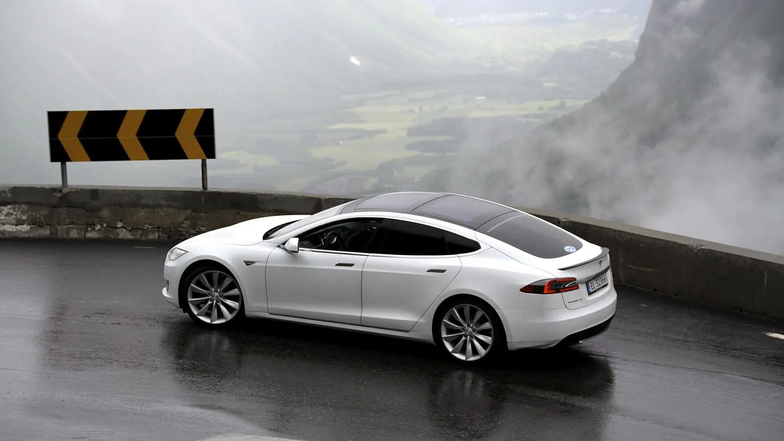 Voiture électrique réelle photographiée en extérieur pour « Vie de la Batterie: Ce qu’il Faut Savoir pour une Voiture Électrique d’Occasion »