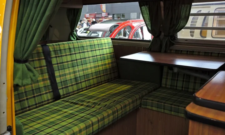 Camping-car réel photographié sur la route ou en stationnement pour « La Vie Sociale en Camping-car : Rencontrer d’Autres Voyageurs en Belgique »