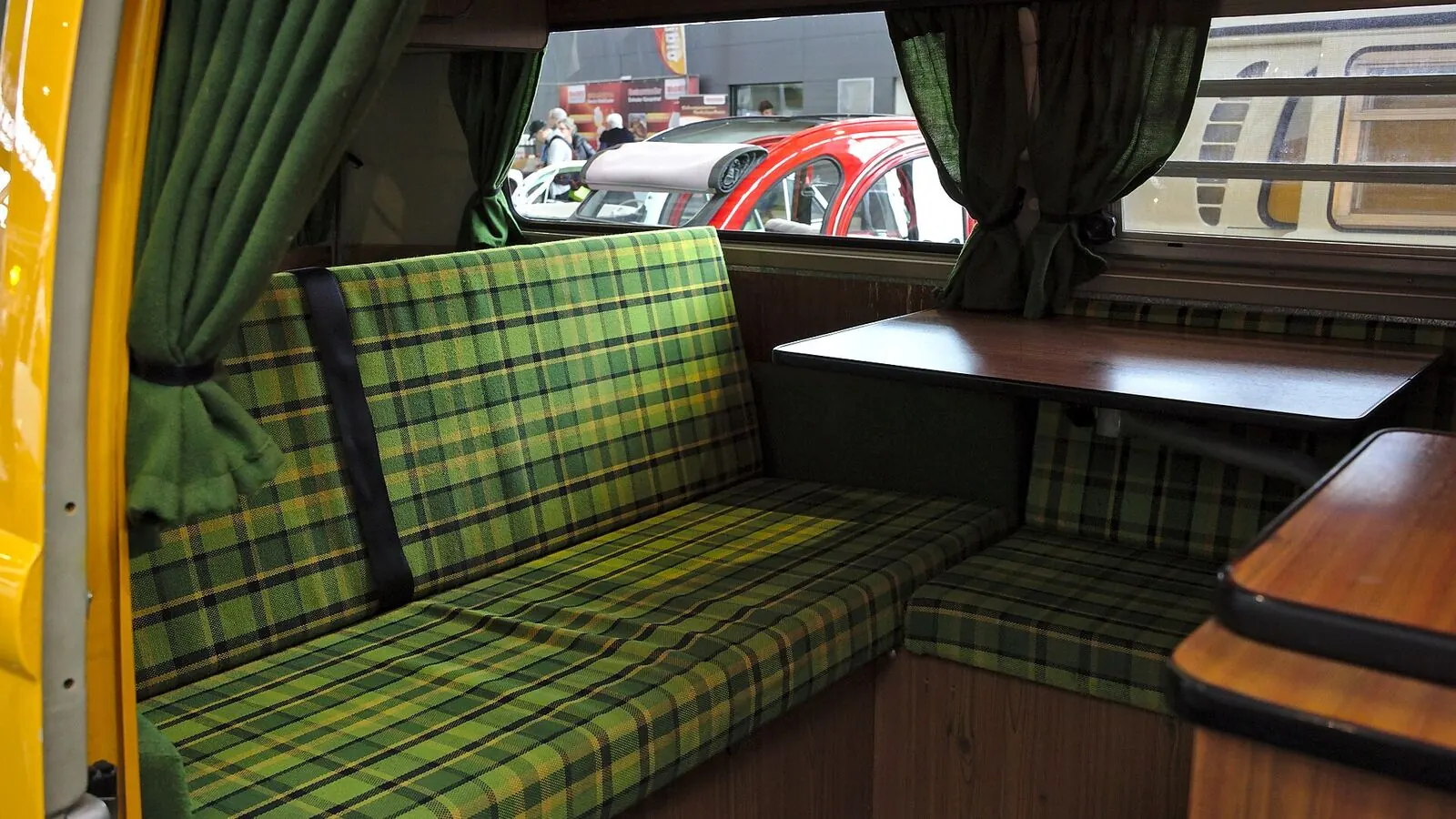 Camping-car réel photographié sur la route ou en stationnement pour « La Vie Sociale en Camping-car : Rencontrer d’Autres Voyageurs en Belgique »
