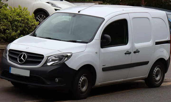 Voiture électrique réelle photographiée en extérieur pour « Vieillissement des Composants Électroniques des VE: Ce qu’il Faut Savoir en Belgique »