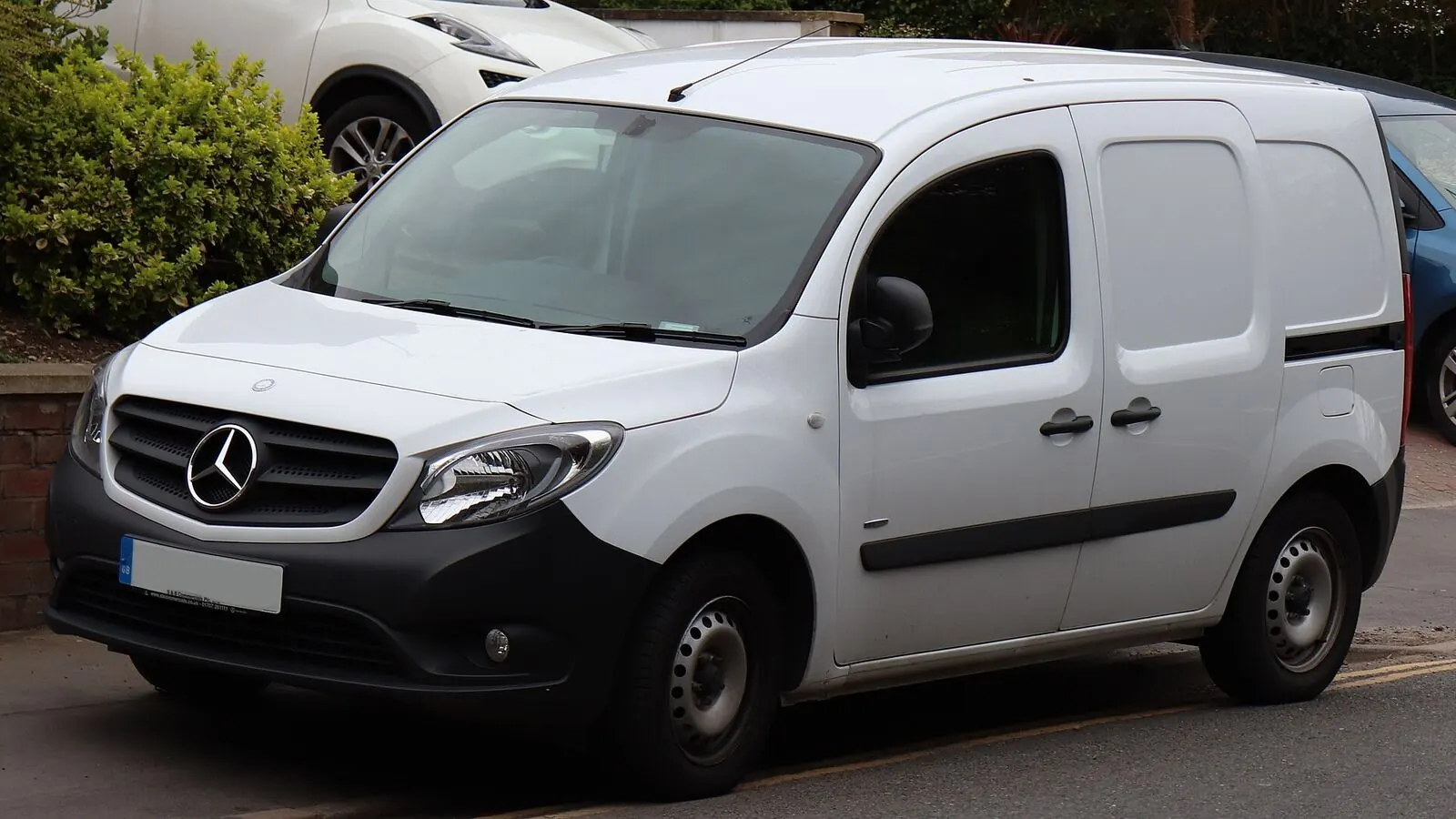 Voiture électrique réelle photographiée en extérieur pour « Vieillissement des Composants Électroniques des VE: Ce qu’il Faut Savoir en Belgique »