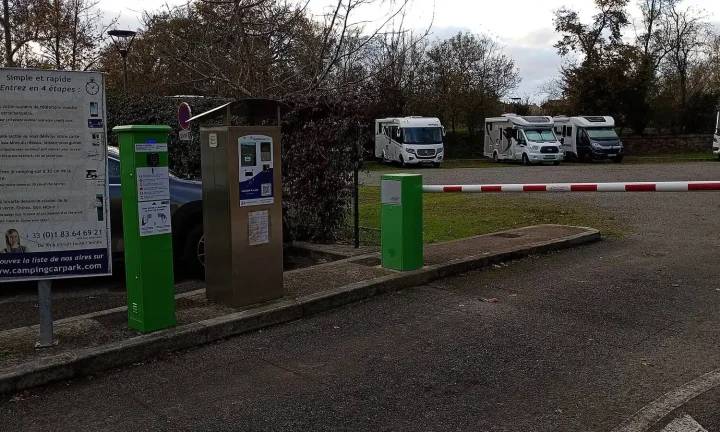 Camping-car réel photographié sur la route ou en stationnement pour « Les Villes Belges à Visiter en Camping-Car: Stationnement et Découvertes »