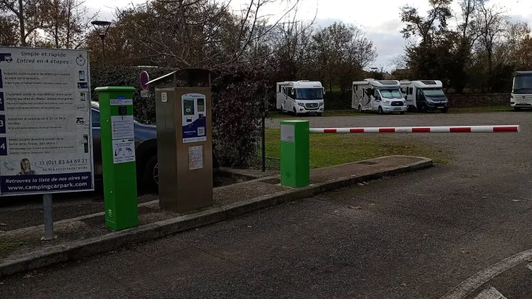 Camping-car réel photographié sur la route ou en stationnement pour « Les Villes Belges à Visiter en Camping-Car: Stationnement et Découvertes »