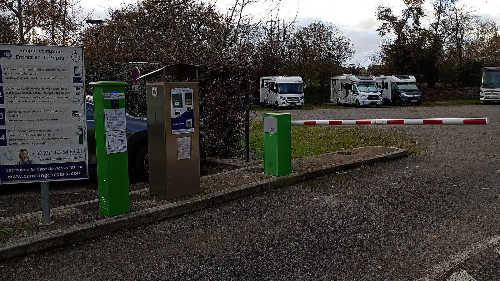 Camping-car réel photographié sur la route ou en stationnement pour « Les Villes Belges à Visiter en Camping-Car: Stationnement et Découvertes »