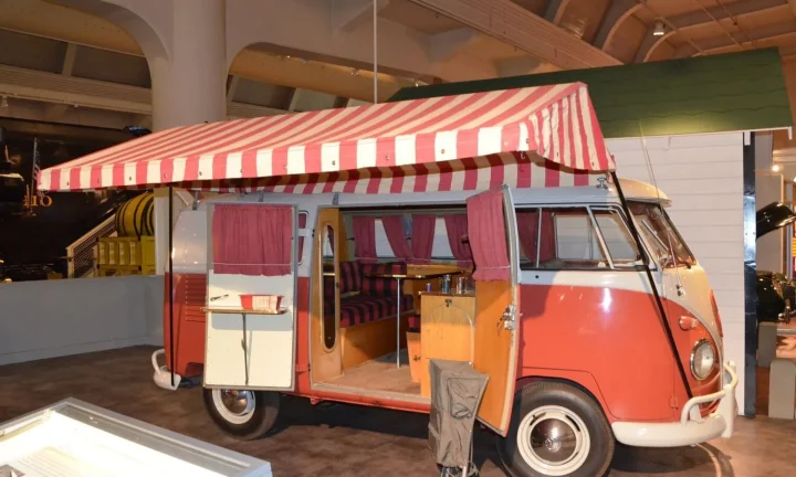 Camping-car réel photographié sur la route ou en stationnement pour « Visiter Bruges en camping-car : Conseils pratiques et aires de stationnement »