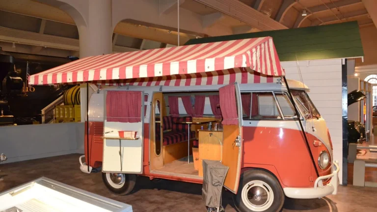 Camping-car réel photographié sur la route ou en stationnement pour « Visiter Bruges en camping-car : Conseils pratiques et aires de stationnement »