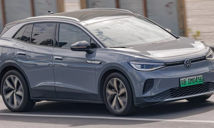 Voiture électrique réelle photographiée en extérieur pour « La Vitesse Idéale pour l’Autonomie de Votre VE sur les Autoroutes Belges »
