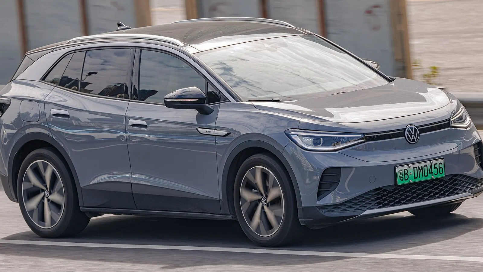 Voiture électrique réelle photographiée en extérieur pour « La Vitesse Idéale pour l’Autonomie de Votre VE sur les Autoroutes Belges »